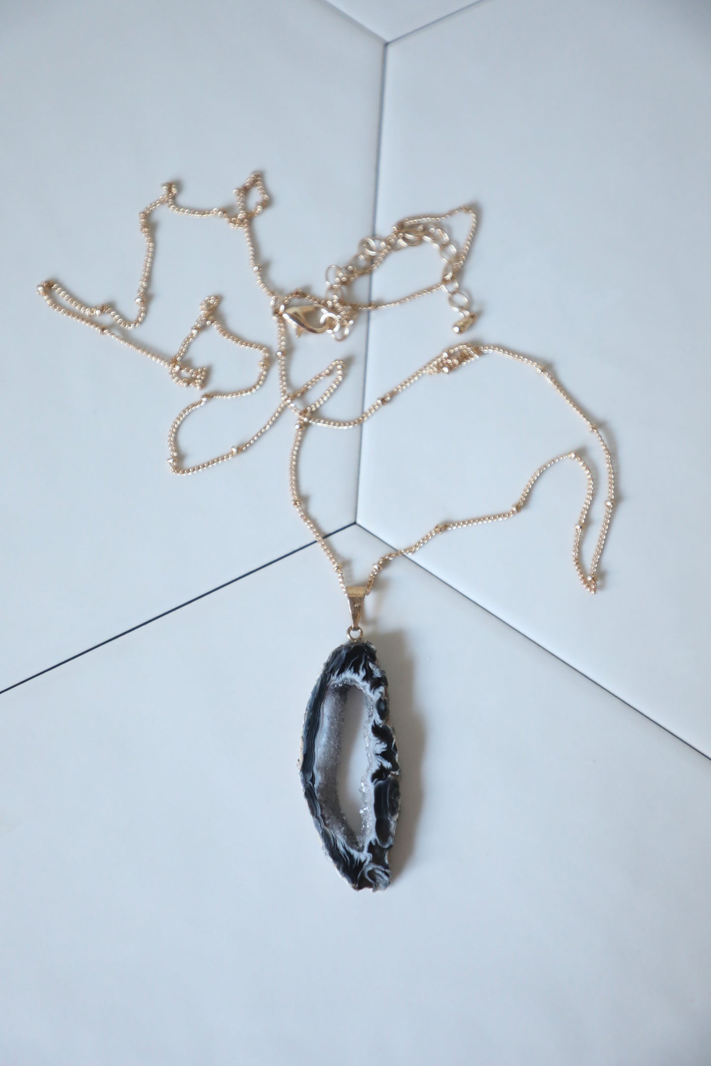 Collar de rebanadas de geoda - Blanco y negro